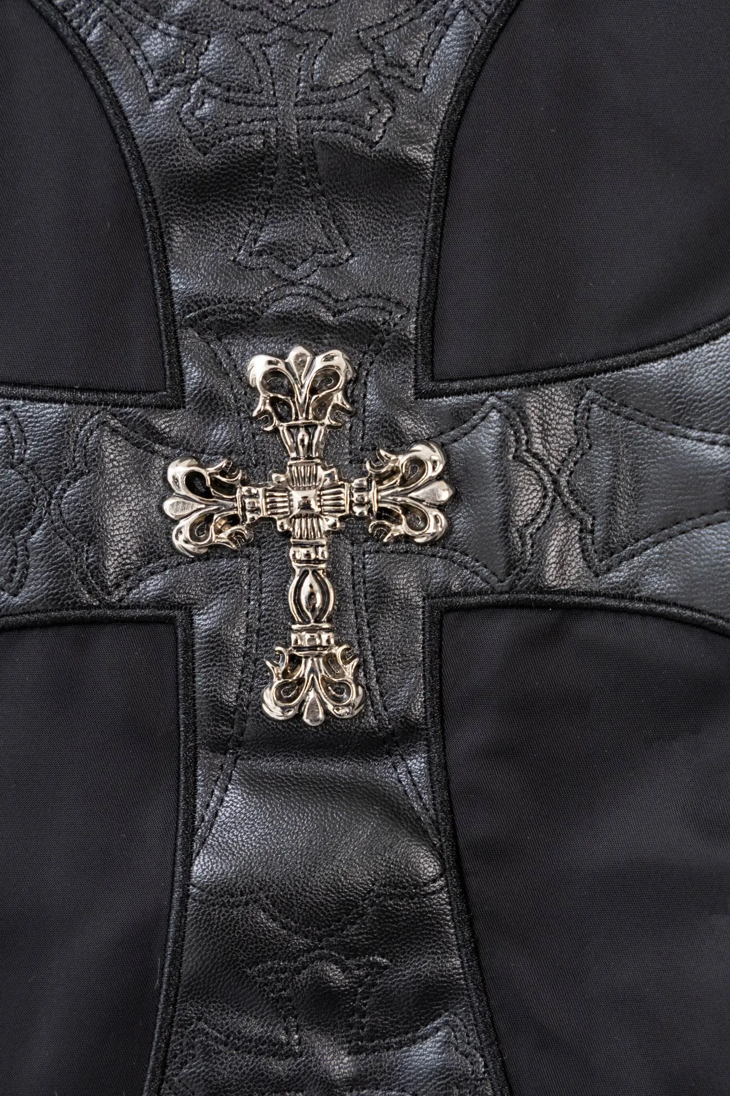 P410 Style No.: S045 This is a velvet baseball jacket from **Chrome Hearts**. It is a representative item of the brand that combines dark pioneer style with American street culture. It is also a trendy item that combines personality and warmth in autumn and winter. Design Highlights Iconic Elements: The brand’s classic cross leather embroidery is embellished throughout the body, paired with metallic hardware decorations (such as zipper pullers and hang tags). It combines Gothic religious symbols with heavy metal style, which is highly recognizable and is an intuitive embodiment of Crow Heart’s “dark luxury” tone.  Style and structure: It adopts the classic baseball uniform style, with a stand-up collar design and a two-way zipper, which is neat and stylish; the zipper pockets on the sleeves and the diagonal pockets on the body not only enhance the street feel, but are also practical.  Material splicing: The outer layer is made of high-density windproof fabric, and the inner layer is filled with velvet material, which has excellent thermal insulation performance; the threaded design of the collar and cuffs improves the overall crispness and wearing comfort. Craftsmanship and Quality: The cross is veneered using imported leather + hand-embroidered craftsmanship, with fine stitching and strong three-dimensional effect; the metal hardware has been distressed to give it a vintage and distressed texture, and the details reflect the brand's strict requirements for craftsmanship.  The velvet inner liner is evenly and fully filled, and the splicing process with the outer fabric is rigorous. It is not easy to deform after long-term wear, and has excellent warmth retention and durability. Style and Outfit This jacket is based on dark street style, and its black main tone is versatile and high-end. It can be paired with ripped jeans and Martin boots to create a cool street style in daily life; it can also be worn with a turtleneck sweater and a long coat on the outside. It can be layered to create layers, making it easily suitable for niche trendsetters, rock enthusiasts and other diverse style groups. It is an eye-catching item in the autumn and winter wardrobe that shows individuality. Size: s-XL Color: Black